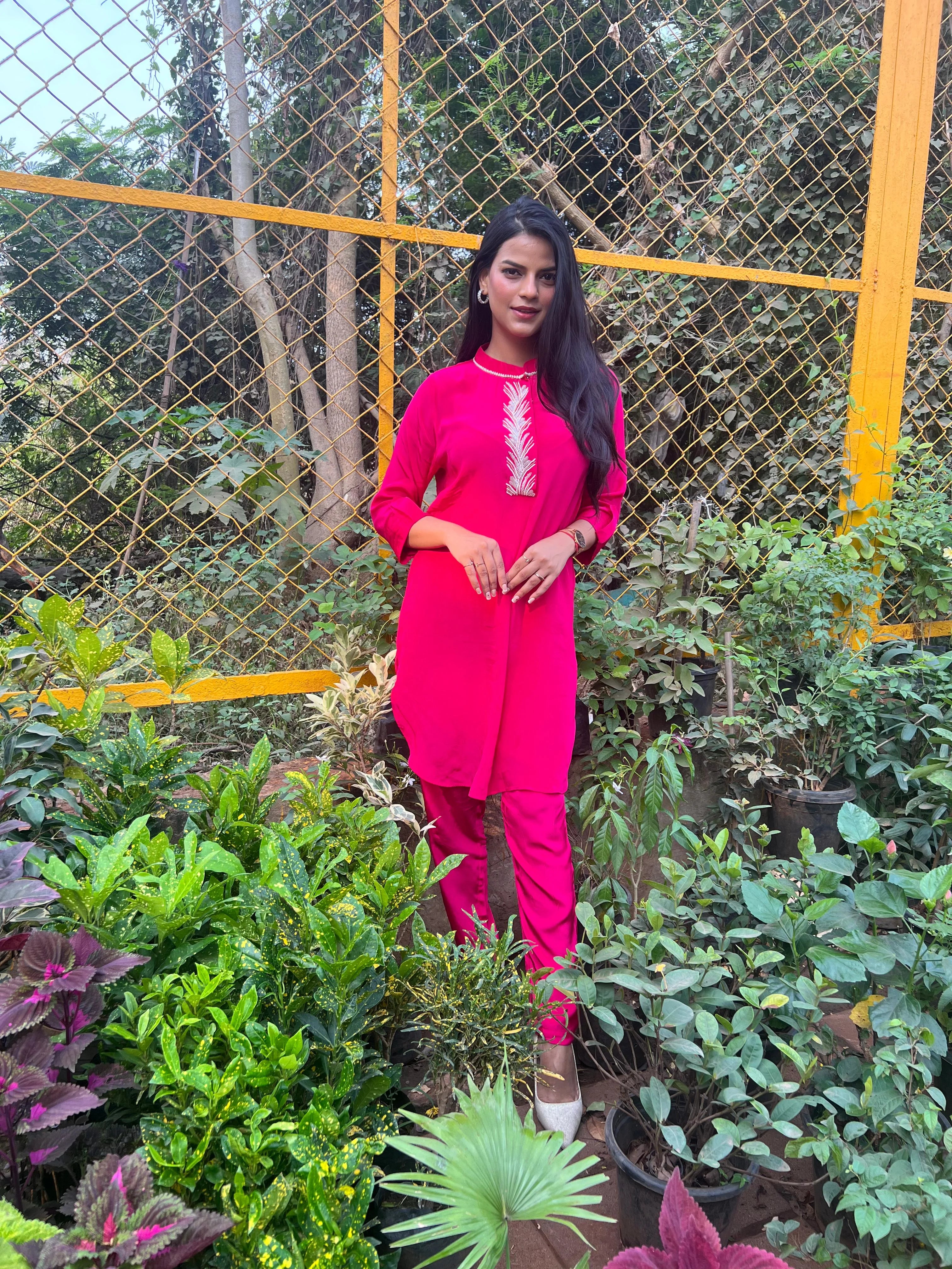 Pink crepe kurta pant set with hand embroidery